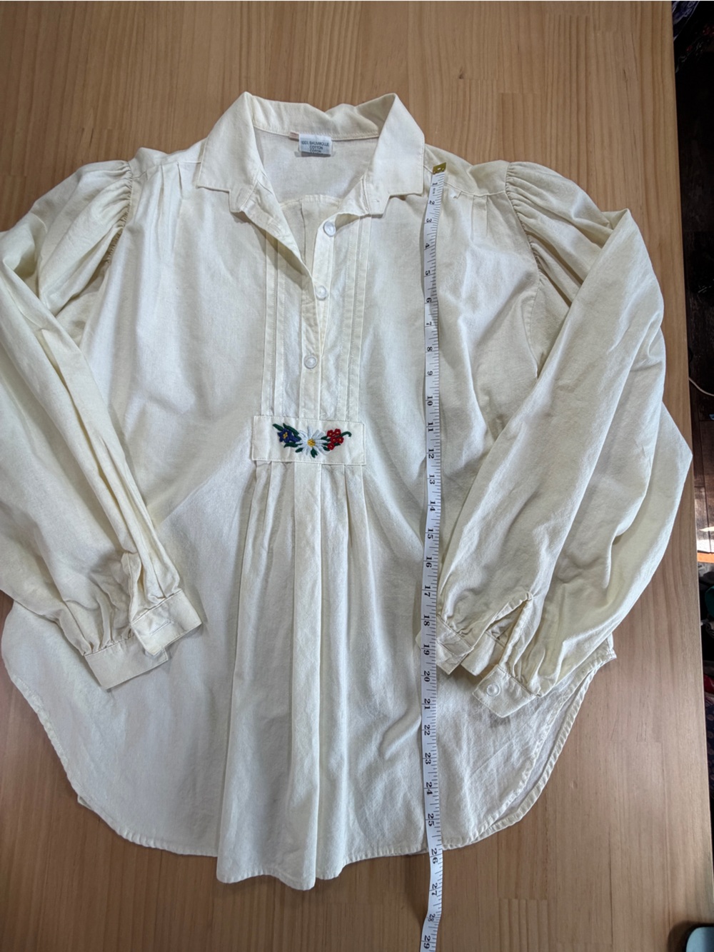 Cream Tee with Green Woven Logo Tag B12 - Picture 3 of 10